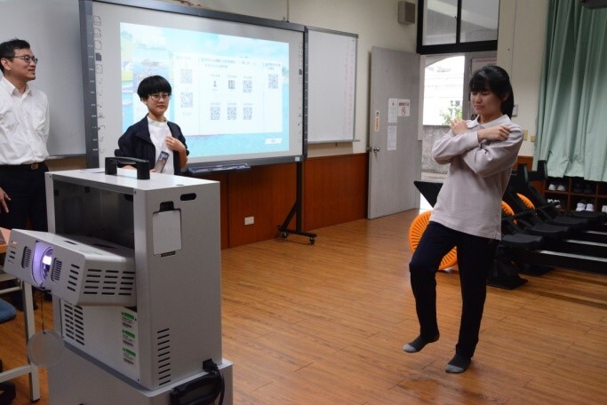 測試項目包含30秒起站、屈膝抬腳，能確認實際年齡與「身體年齡」的落差圖片