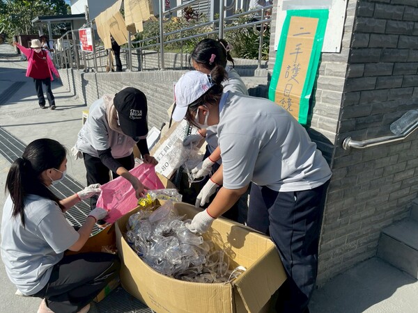 醫起關懷光復-學生化身環保超人 以行動傳遞溫暖圖片