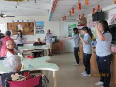 爺爺奶奶都很熱情，和同學一起擺動雙手圖片