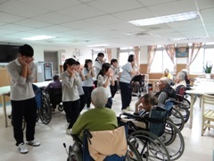 同學用輕快的慈濟歌曲與手語和住民互動圖片