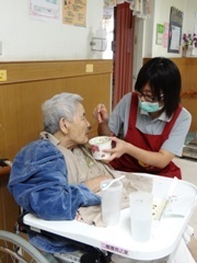 同學細心仔細餵食住民圖片