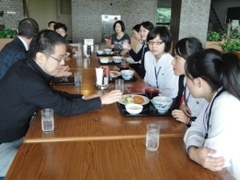 愛知學院老師與本系學生交流日本文化特色，談論餐點由來圖片