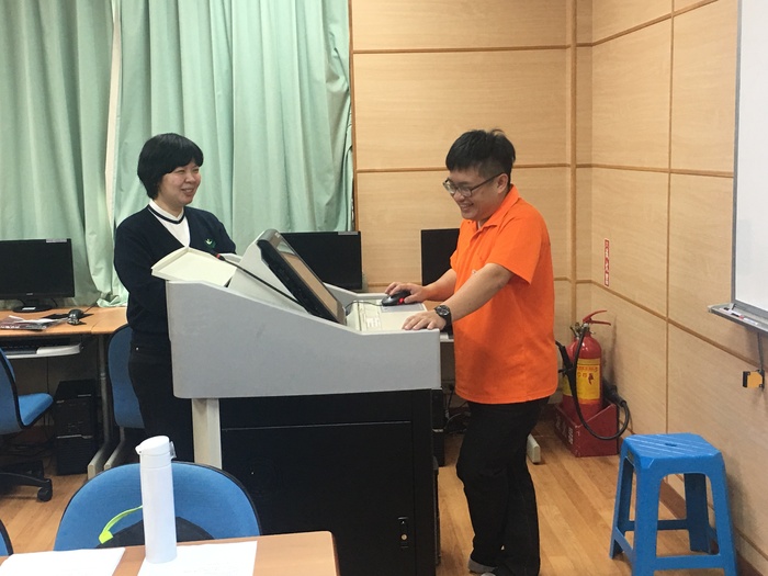 洪佳儀老師與講師討論活動內容圖片