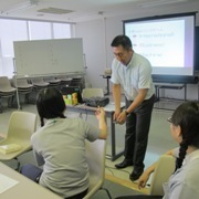 愛知學泉大學現代經營管理學系主任高橋真用簡單的遊戲讓同學了解經營管理圖片