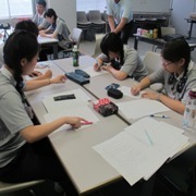 同學認真上課、做筆記圖片