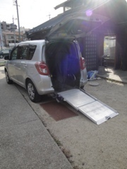 太陽之杜的居家接送服務，一台小車可以載一位住民、及一位坐輪椅的住民圖片