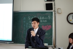 醫管系會長為各位報告下一學期將要舉辦的活動圖片