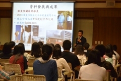 花蓮慈院主秘陳星助為學員們解說慈濟醫學中心的功能與規劃圖片