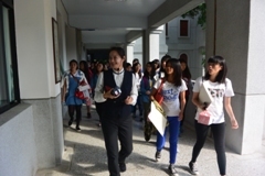 醫管系主任藍毓莉帶領高中職學生參觀校園圖片
