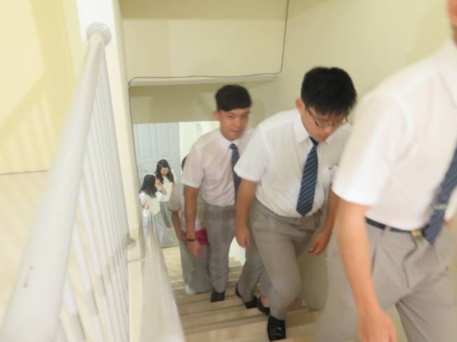 準備上樓討論圖片
