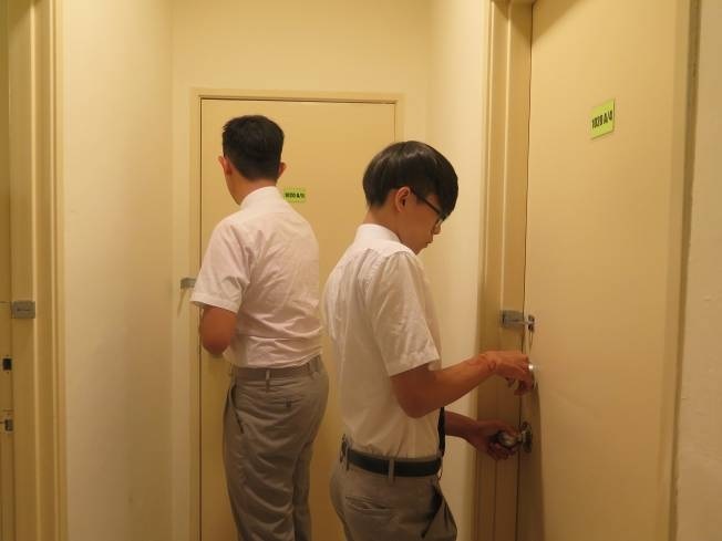 分配好房間，大家開心地要進去看看圖片