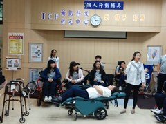 模擬行動不便的患者，體驗輔具效果圖片