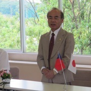 畢業典禮時，愛知學泉大學校長若林努致詞讚許同學的表現圖片