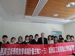 師生與Gerry FitzGerald教授合影留念圖片
