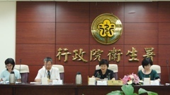 衛生署國民健康局長邱淑媞等人聽取慈濟技術學院學生簡報圖片