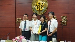 「黃金追夢團之福利安國隊」與國民健康局長邱淑媞等人合影圖片