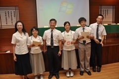 學生代表領取醫院志工服務證書圖片