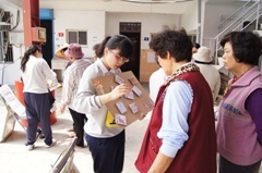 學生團隊向民眾進行衛教宣導圖片