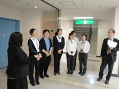 同朋大學招生組副主任帶領我們參訪校園圖片