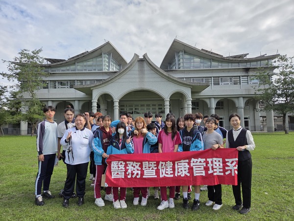 「大手牽小手 探索健康產業新藍海」醫管系舉辦海星高中職涯體驗營 智慧醫療與高齡健康設備驚艷學子圖片