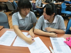 學生仔細討論系費流向圖片
