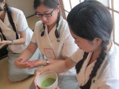 學生認真學習喝茶的禮儀圖片