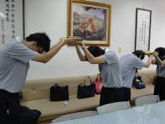 慈濟人文無邊妙法當從恭敬心求－每天的開始是禮敬傳承志工背心圖片