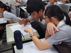 學生仔細討論本學期活動圖片