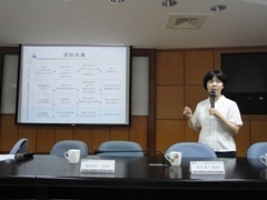 洪佳儀老師詳細的講解本系課程規劃圖片