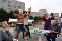 馬面人獸與觀眾互動，開心跳舞圖片
