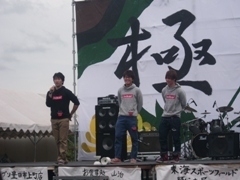 學生賣力演出圖片