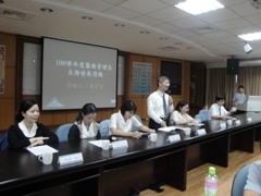 醫管系蔡宗宏主任簡報，介紹醫務管理系的教學宗旨，包含專業技能與人文涵養的培育圖片
