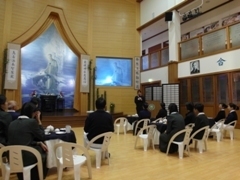 醫務管理系主任藍毓莉致詞，感謝師姑、師伯的用心照顧圖片