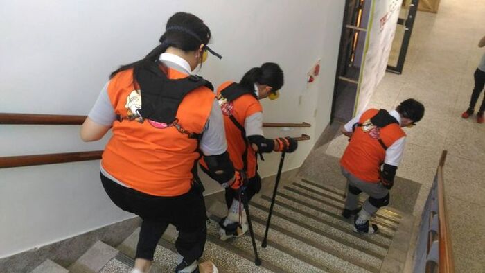 同學們體驗長者下樓梯的辛苦圖片