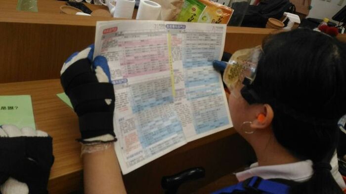戴上老化眼鏡體驗長者閱讀文字的辛苦圖片
