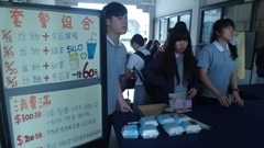 冷門時段，工作人員也很努力叫賣圖片