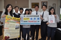 醫管系學生獻獎給校長、教務長與系主任圖片