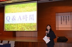 何玉菁老師說明系上學程及課程的安排圖片