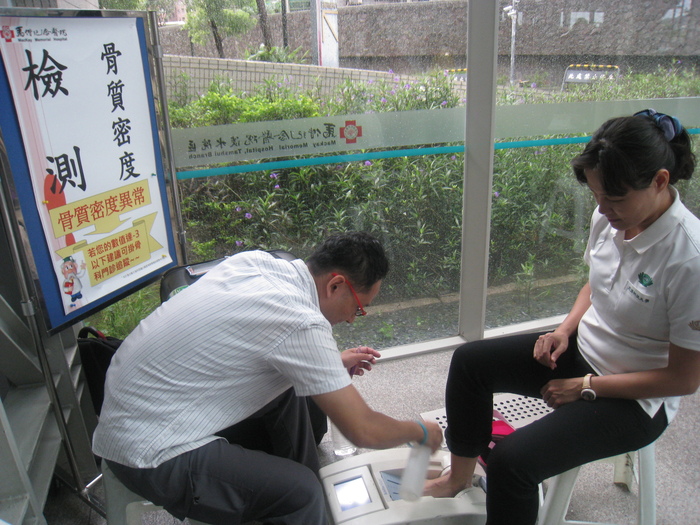系主任一同參與健康日骨密度量測活動圖片