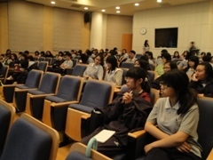 醫管系大三、大四的學生認真聆聽如何為升學準備圖片