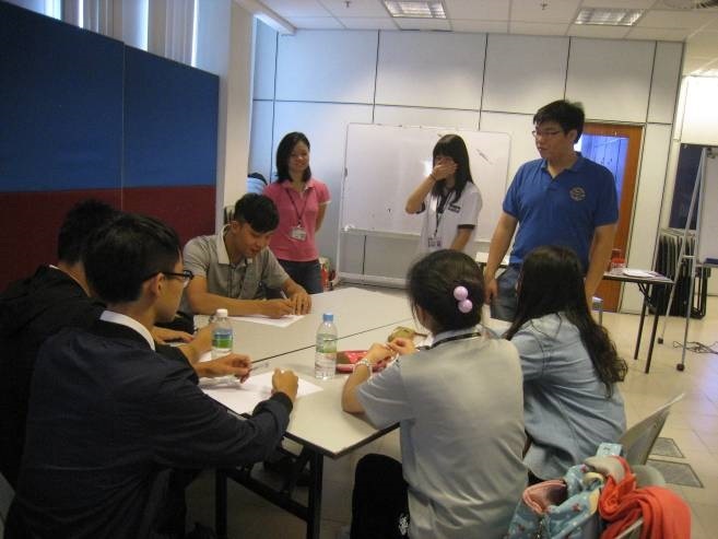 與拉曼大學學生遊戲討論圖片
