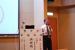 國軍花蓮總醫院民眾診療服務處主任洪世明，解說全民健康保險圖片