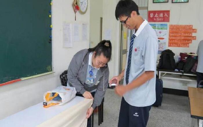 組員們正在用心布置我們待會所要表演的舞台圖片