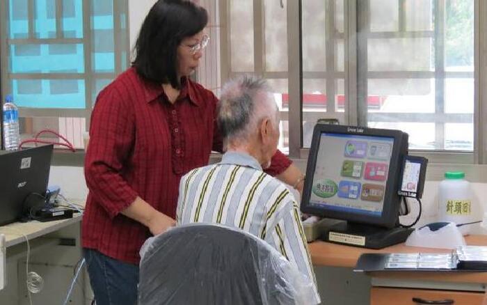 活動中心裡的生理量測，讓來活動中心的  老人家可以做量測，如果不會使用也沒關  係，因為有專人為您服務圖片