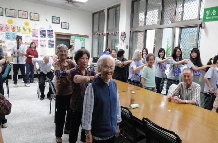 與阿公阿嬤一起互動圖片