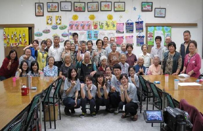 最後與當日有來參與活動的阿公阿嬤做合影圖片