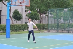 比賽開始，第一回合發球圖片
