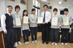 醫管系主任陪同學生獻獎給校長圖片
