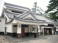 岡崎城一隅，古色古香的傳統日式建築圖片