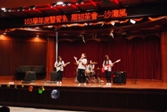 熱音社賣力的表演，帶動現場氣氛圖片